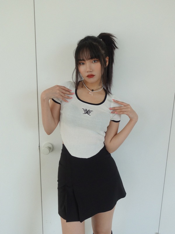 ♥︎ONLY VIVIC 311♥︎BUTTERFLY EMBROIDERY CURVE CROP KNIT TOP (WHITE)