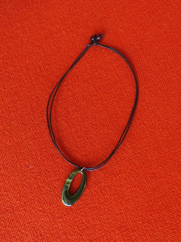DEEP GREEN OVAL PENDANT NECKLACE
