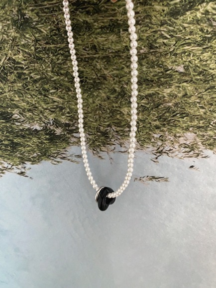 BLACK HEART &amp; SILVER BALL PANDANT PEARL NECKLACE