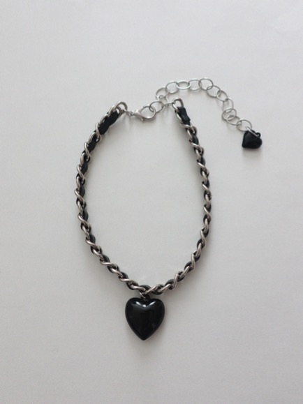 LEATHER WIDE CHAIN HEART NECKLACE