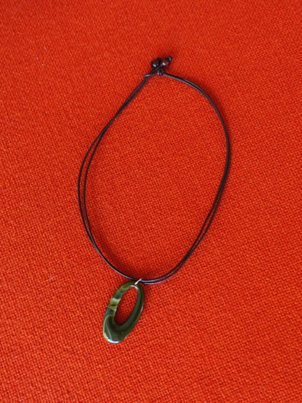 DEEP GREEN OVAL PENDANT NECKLACE